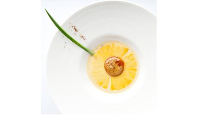 <strong>ARMANI / RISTORANTE｜アルマーニ / リストランテ</strong>　ランチコース「TENTAZIONI」 5800円より。トンカビーンズの香るクレームブリュレ オレンジの花の蜂蜜でマリネしたゴールデンパインと共に