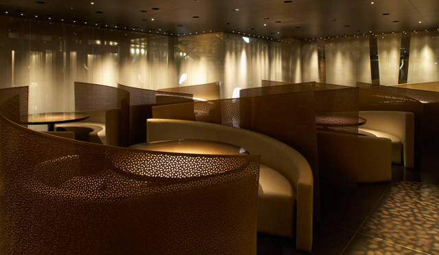 <strong>ARMANI / RISTORANTE｜アルマーニ / リストランテ</strong>　落ち着いた雰囲気ただよう店内で、太陽の力強さ、輝きの恵みがぎっしり詰まった夏メニューをじっくり味わいたい