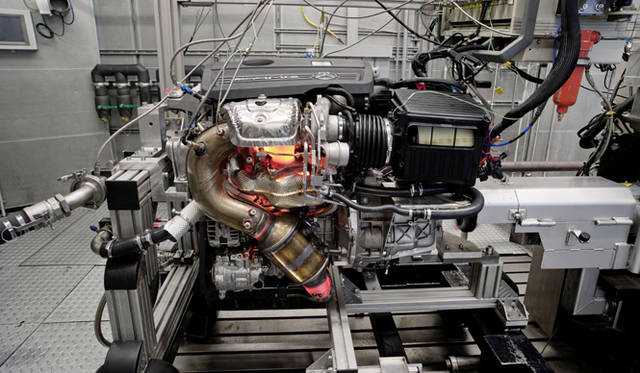 <strong>Mercedes-Benz A 45 AMG｜メルセデス・ベンツ A 45 AMG</strong><br />エンジンの開発風景