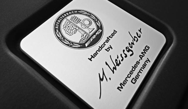 <strong>Mercedes-Benz A 45 AMG｜メルセデス・ベンツ A 45 AMG</strong><br />ひとりの職人が責任をもってエンジンを製作し、署名を施す