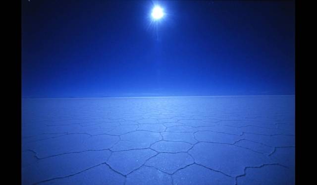 <strong>石川賢治写真展『宙の月光浴  space of spirit』</strong>　美しいブルーの色彩とともに、宇宙や悠久の時間感覚を表現するような深みのある作品で人気を集める、写真家石川賢治氏（写真は、「塩の大地」　ボリビア／ウユニ塩湖／2009年）　©Kenji Ishikawa