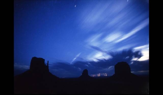 <strong>石川賢治写真展『宙の月光浴  space of spirit』</strong>　「星とイナズマ」　アメリカ／モニュメントバレー／2008年　©Kenji Ishikawa