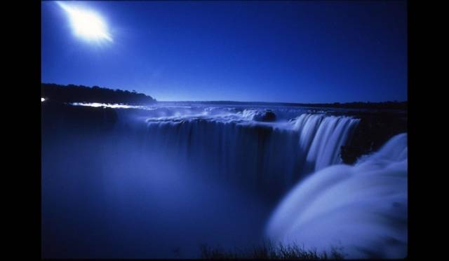 <strong>石川賢治写真展『宙の月光浴  space of spirit』</strong>　「悪魔の喉笛」　ブラジル・アルゼンチン／イグアスの滝／2007年　©Kenji Ishikawa