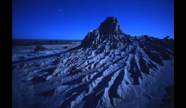 <strong>石川賢治写真展『宙の月光浴  space of spirit』</strong>　「風雨のオブジェ」　マンゴ国立公園／オーストラリア／2011年　©Kenji Ishikawa