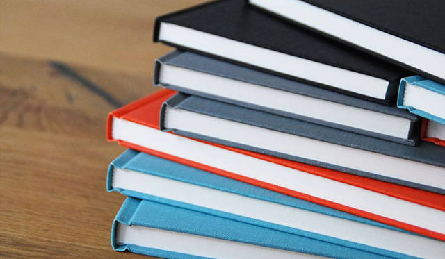 <strong>doinel｜ドワネル</strong>　新作の「Sketch Book」。サイズは3種類。黒、グレー、オレンジ、ライトブルーの4色展開。1890円～ 