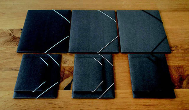 <strong>doinel｜ドワネル</strong>　「Dark grey  folders  colored elastic band」　シックな黒のフォルダーは、かなり厚手でコシのある紙を使用。紙ならではの質感やエイジングを楽しみつつ、大切な書類などをしっかり守ってくれる。サイズは、A6（12.7×18cm） 、A5（18×23.6cm）、 A4（25×32cm）1365円～