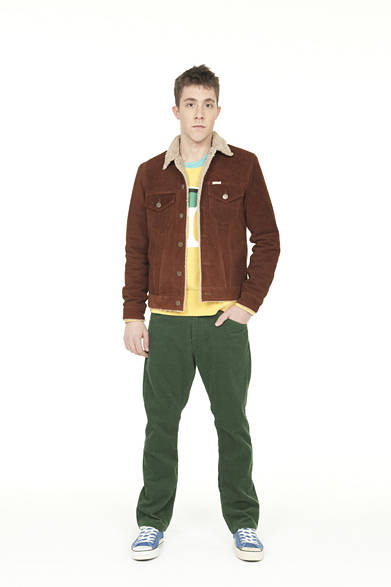 <strong>Smith ＆ Hardy｜スミス＆ハーディー</strong>　CORDUROY BLOUSON2万9400円、COCKTAIL SWEAT SHIRT 1万9500円、CORDUROY TROUSER2万3100円