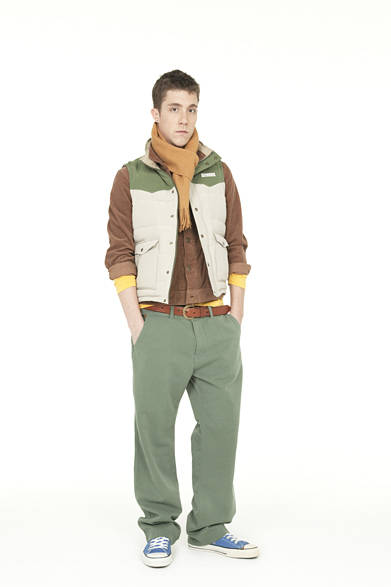 <strong>Smith ＆ Hardy｜スミス＆ハーディー</strong>　DOWN VEST4万9350円、CORDUROY BLOUSON2万9400円、W POCKET CHINO TROUSER2万9400円