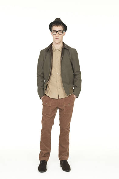 <strong>Smith ＆ Hardy｜スミス＆ハーディー</strong>　ZIPUP BLOUSON7万9800円、YOKE SHIRT2万9400円、CORDUROY BUDH TROUSER2万4150円