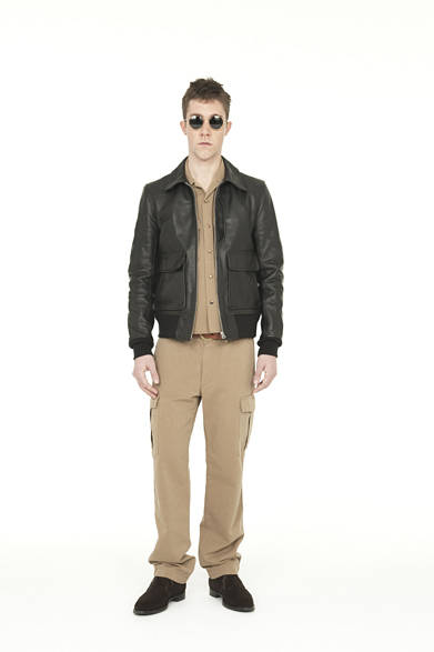 <strong>Smith ＆ Hardy｜スミス＆ハーディー</strong>　A2 BLOUSON13万6500円、WORK SHIRT2万7300円、CARGO TROUSER2万9400円