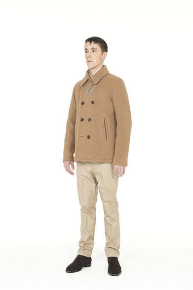 <strong>Smith ＆ Hardy｜スミス＆ハーディー</strong>　P COAT9万9750円、CHINO TROUSER2万6250円