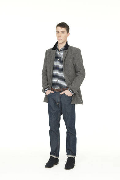 <strong>Smith ＆ Hardy｜スミス＆ハーディー</strong>　CHESTERFIERD COAT9万3450円、BORDER SHIRT2万5200円、DENIM TROUSER2万5200円