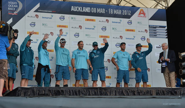 <strong>Volvo Ocean Race2011-12｜ボルボ・オーシャンレース2011-12</strong><br />世界一周を競うこのレースは、10カ所に寄港し9区間のレグを競う。つまり、寄港するたびにレグの結果が発表され表彰がなされる。港に着いた直後は勝利に酔いしれ、出航の日が近づいてくると緊張が高まるという繰り返しだ。で、お祝いは徹底的に祝うのがレースのしきたり。選手も関係者もファンもみんなで盛り上がる。そんなところもこのレースが多くのファンを獲得している理由かもしれない。