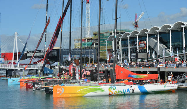 <strong>Volvo Ocean Race2011-12｜ボルボ・オーシャンレース2011-12</strong><br />参加チーム6艇が港で準備している図。ファンはかなり側まで近寄ることができるのがいい。手前は中国をホームとするサンヤ艇