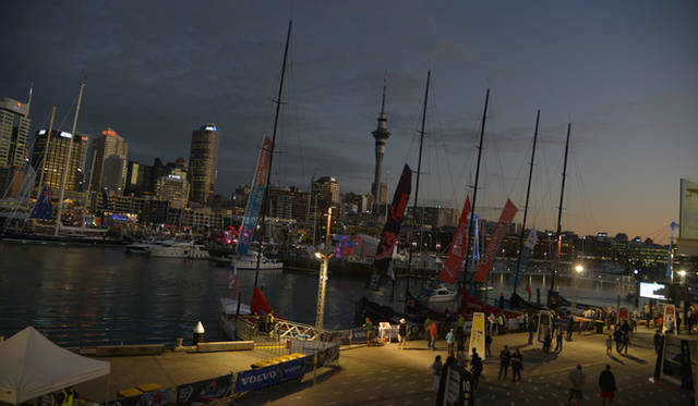 <strong>Volvo Ocean Race2011-12｜ボルボ・オーシャンレース2011-12</strong><br />レースウィーク中、マリーナ周辺は陽が沈んでも連日お祭り騒ぎ。ボート人口の多さがそれを物語る