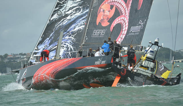 <strong>Volvo Ocean Race2011-12｜ボルボ・オーシャンレース2011-12</strong><br />外洋で競うヨットレースではあるが、インポートレースと呼ばれる港内での競技もある。これは次のレグへ出発する前日に行われるのだが、醍醐味はなんといっても身近で見られること。岸壁から望遠鏡で観る者もいればボートをチャーターして応援する艇を追いかける者も。バタバタとものすごい音でセールの向きを変えるときのクルーたちの動きに思わず釘付けになる。