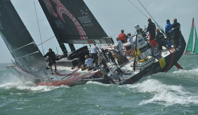<strong>Volvo Ocean Race2011-12｜ボルボ・オーシャンレース2011-12</strong><br />外洋で競うヨットレースではあるが、インポートレースと呼ばれる港内での競技もある。これは次のレグへ出発する前日に行われるのだが、醍醐味はなんといっても身近で見られること。岸壁から望遠鏡で観る者もいればボートをチャーターして応援する艇を追いかける者も。バタバタとものすごい音でセールの向きを変えるときのクルーたちの動きに思わず釘付けになる。