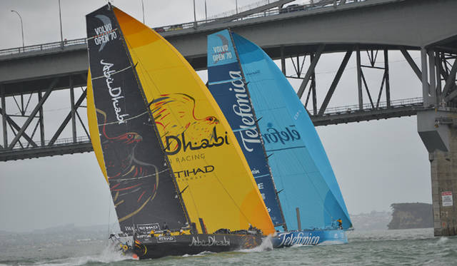 <strong>Volvo Ocean Race2011-12｜ボルボ・オーシャンレース2011-12</strong><br />アブダビ艇とテレフォニカ艇のポジション争い。どれだけ相手に邪魔されず風を受けられるかが勝負の分かれ目だ