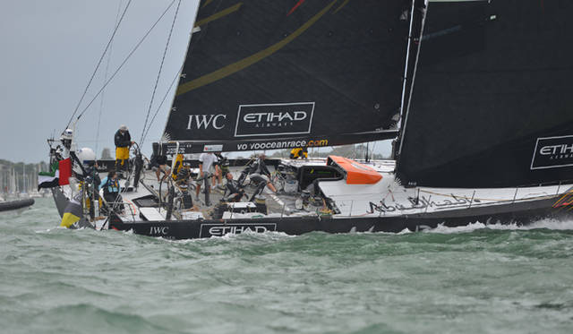 <strong>Volvo Ocean Race2011-12｜ボルボ・オーシャンレース2011-12</strong><br />外洋で競うヨットレースではあるが、インポートレースと呼ばれる港内での競技もある。これは次のレグへ出発する前日に行われるのだが、醍醐味はなんといっても身近で見られること。岸壁から望遠鏡で観る者もいればボートをチャーターして応援する艇を追いかける者も。バタバタとものすごい音でセールの向きを変えるときのクルーたちの動きに思わず釘付けになる。