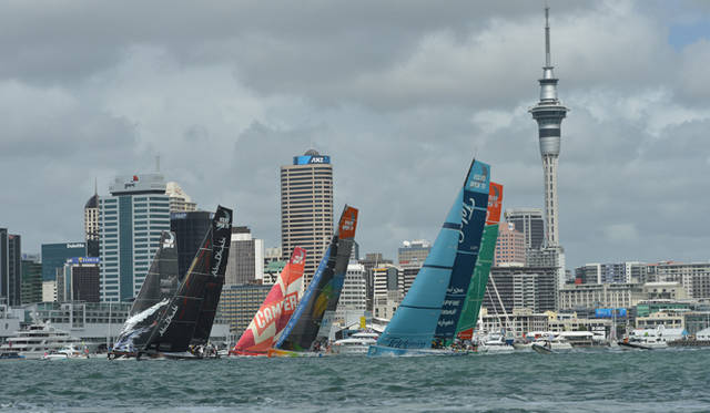 <strong>Volvo Ocean Race2011-12｜ボルボ・オーシャンレース2011-12</strong><br />外洋で競うヨットレースではあるが、インポートレースと呼ばれる港内での競技もある。これは次のレグへ出発する前日に行われるのだが、醍醐味はなんといっても身近で見られること。岸壁から望遠鏡で観る者もいればボートをチャーターして応援する艇を追いかける者も。バタバタとものすごい音でセールの向きを変えるときのクルーたちの動きに思わず釘付けになる。