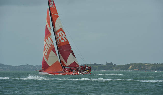 <strong>Volvo Ocean Race2011-12｜ボルボ・オーシャンレース2011-12</strong><br />外洋で競うヨットレースではあるが、インポートレースと呼ばれる港内での競技もある。これは次のレグへ出発する前日に行われるのだが、醍醐味はなんといっても身近で見られること。岸壁から望遠鏡で観る者もいればボートをチャーターして応援する艇を追いかける者も。バタバタとものすごい音でセールの向きを変えるときのクルーたちの動きに思わず釘付けになる。