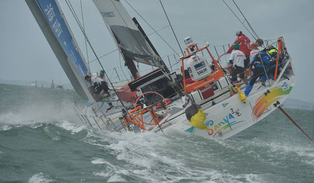 <strong>Volvo Ocean Race2011-12｜ボルボ・オーシャンレース2011-12</strong><br />風を帆にはらんで走るヨットは常に角度を付けて斜めに進むのが基本。そのためそのまま船がロールオーバーしないようにクルーは全員で高い方へ移動する