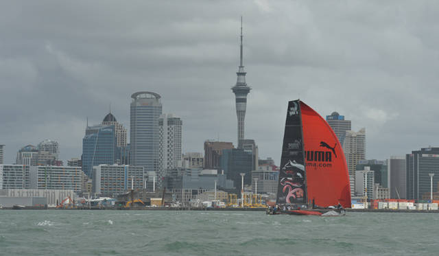 <strong>Volvo Ocean Race2011-12｜ボルボ・オーシャンレース2011-12</strong><br />セールの種類によってデザインが変わるのから見ている方も楽しくなる。黒を基調としているアブダビ艇だが、赤いセールで雰囲気はガラリと変わる