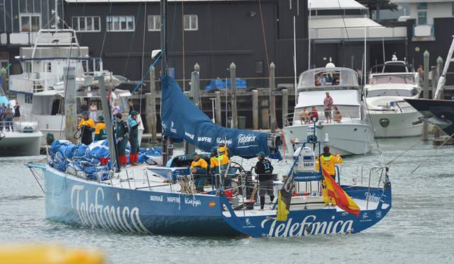<strong>Volvo Ocean Race2011-12｜ボルボ・オーシャンレース2011-12</strong><br />写真をご覧になればわかるように、レース艇が動くたびにまわりのクルーザーがシャッターを切る。レース艇はこの街ではヒーローである