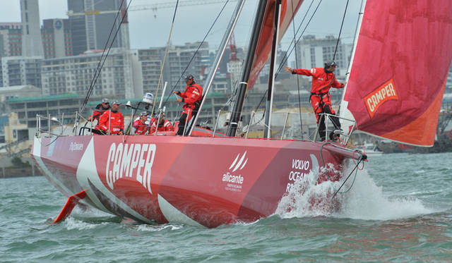 <strong>Volvo Ocean Race2011-12｜ボルボ・オーシャンレース2011-12</strong><br />外洋で競うヨットレースではあるが、インポートレースと呼ばれる港内での競技もある。これは次のレグへ出発する前日に行われるのだが、醍醐味はなんといっても身近で見られること。岸壁から望遠鏡で観る者もいればボートをチャーターして応援する艇を追いかける者も。バタバタとものすごい音でセールの向きを変えるときのクルーたちの動きに思わず釘付けになる。