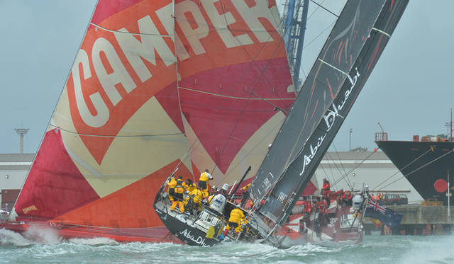 <strong>Volvo Ocean Race2011-12｜ボルボ・オーシャンレース2011-12</strong><br />外洋で競うヨットレースではあるが、インポートレースと呼ばれる港内での競技もある。これは次のレグへ出発する前日に行われるのだが、醍醐味はなんといっても身近で見られること。岸壁から望遠鏡で観る者もいればボートをチャーターして応援する艇を追いかける者も。バタバタとものすごい音でセールの向きを変えるときのクルーたちの動きに思わず釘付けになる。