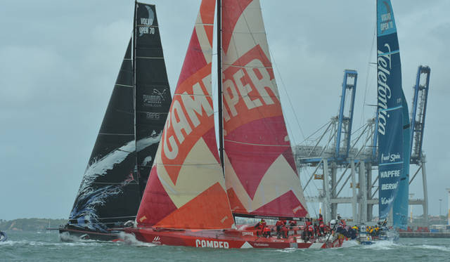 <strong>Volvo Ocean Race2011-12｜ボルボ・オーシャンレース2011-12</strong><br />カンペール艇、アブダビ艇、そしてテレフォニカ艇が目の前でバトルを展開。インポート（港内）だからこその迫力あるシーンが間近に見られる