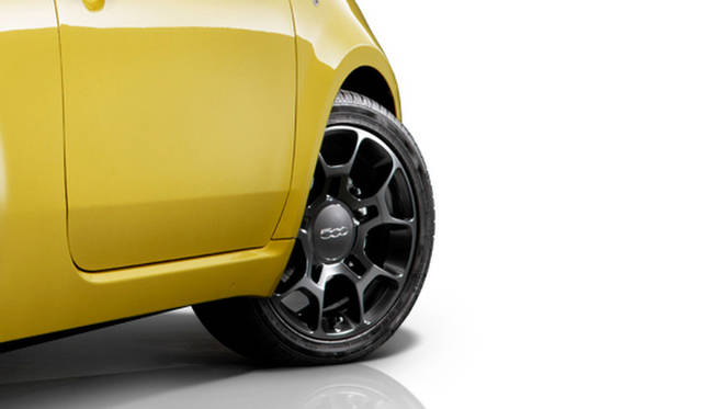 <strong>Fiat 500 TwinAir SPORT PLUS｜フィアット500ツインエア スポーツ プラス</strong><br />専用のマットブラック16インチアロイホイール