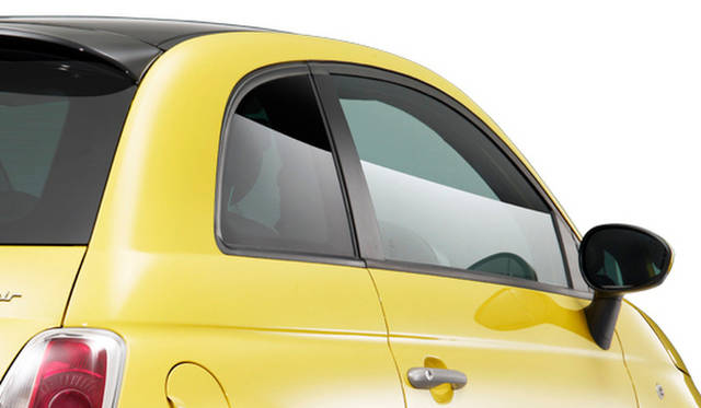 <strong>Fiat 500 TwinAir SPORT PLUS｜フィアット500ツインエア スポーツ プラス</strong><br />リアがプライバシーガラスになるのもPLUSの特徴