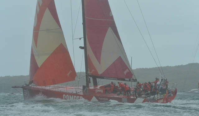 <strong>Volvo Ocean Race2011-12｜ボルボ・オーシャンレース2011-12</strong><br />外洋で競うヨットレースではあるが、インポートレースと呼ばれる港内での競技もある。これは次のレグへ出発する前日に行われるのだが、醍醐味はなんといっても身近で見られること。岸壁から望遠鏡で観る者もいればボートをチャーターして応援する艇を追いかける者も。バタバタとものすごい音でセールの向きを変えるときのクルーたちの動きに思わず釘付けになる。