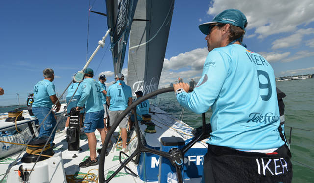 <strong>Volvo Ocean Race2011-12｜ボルボ・オーシャンレース2011-12</strong><br />舵を取るイケル•マルティネス。スキッパー（船長）である彼がヘルム（舵）を握ることも珍しくない