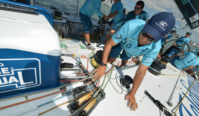 <strong>Volvo Ocean Race2011-12｜ボルボ・オーシャンレース2011-12</strong><br />デッキには様々な色のロープが散乱している。いや、クルーにとってはきちんと並べられているというのが正しい表現だろう