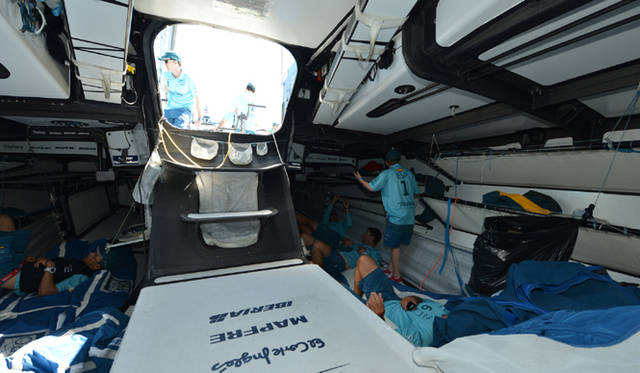 <strong>Volvo Ocean Race2011-12｜ボルボ・オーシャンレース2011-12</strong><br />カーボンファイバーでつくられた船体はまるで宇宙船の基地のよう。内部にはセールが何本も横たわり、それぞれが出番を待っている。そして空いた空間にクルーたちの寝床がある。航海中は4時間交代というから厳しい環境だ。また、ここにはハイテク装備があるもの特徴。専任者がPCを駆使して進路を確保、スキッパーとともにあらゆる可能性を模索し航路を決める