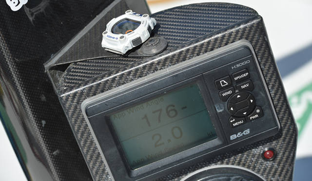 <strong>Volvo Ocean Race2011-12｜ボルボ・オーシャンレース2011-12</strong><br />カーボンファイバーでつくられた船体はまるで宇宙船の基地のよう。内部にはセールが何本も横たわり、それぞれが出番を待っている。そして空いた空間にクルーたちの寝床がある。航海中は4時間交代というから厳しい環境だ。また、ここにはハイテク装備があるもの特徴。専任者がPCを駆使して進路を確保、スキッパーとともにあらゆる可能性を模索し航路を決める