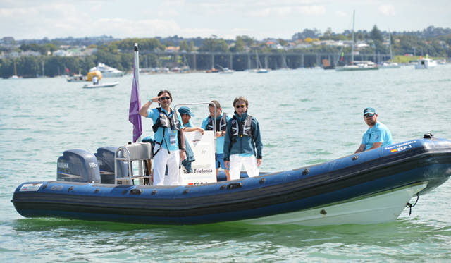 <strong>Volvo Ocean Race2011-12｜ボルボ・オーシャンレース2011-12</strong><br />オークランドの港内で1時間ばかりレース艇に乗ることを許された（敬礼しているのが九島氏）