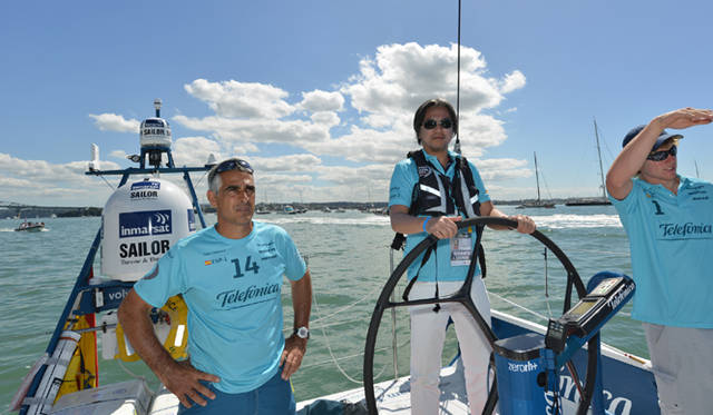 <strong>Volvo Ocean Race2011-12｜ボルボ・オーシャンレース2011-12</strong><br />インポートレースの前日、港内でテレフォニカ艇に乗るチャンスをえた。気分はヘルムスマン（舵取り）。この大きなステアリングはカーボンファイバー製