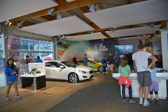 <strong>Volvo Ocean Race2011-12｜ボルボ・オーシャンレース2011-12</strong><br />ホスピタリティルームの一階はボルボに関する展示コーナーとなる。EV技術を含め、最新のボルボテクノロジーを見て触って体感できるため、いつも大にぎわい。