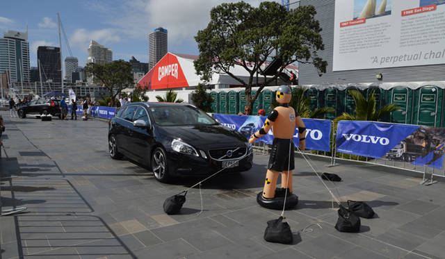<strong>Volvo Ocean Race2011-12｜ボルボ・オーシャンレース2011-12</strong><br />会場の一角にはシティセーフティを体験できるスペースも用意されていた。お馴染みブレーキを踏まずに自動で止まるシステムである。多くの方が驚いていた模様