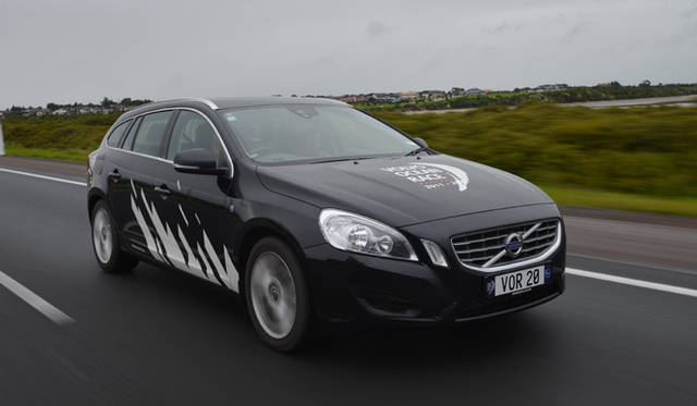 <strong>Volvo Ocean Race2011-12｜ボルボ・オーシャンレース2011-12</strong><br />ボルボ・オーシャンレースの会場ではクルーやスタッフの移動用に、「ボルボ・オーシャンレース エディション」のXC60やV60が提供される。そのための派手なデカールが貼られるが、けっこう目立ってかっこいい