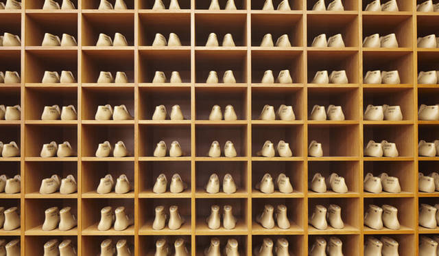 <strong>LOUIS VUITTON CLASSIC SERENISSIMA RUN 2012番外編</strong><br />さまざまな靴の木型。ワークショッフの一つ、タイガで職人かメイト・トゥ・オーターのシューズを製作する<br /><br />©LOUIS VUITTON / STEPHANE MURATET<br />Auteur : MURATET, STEPHANE<br />Droits : DROITS RESTREINTS　