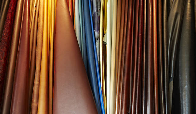 <strong>LOUIS VUITTON CLASSIC SERENISSIMA RUN 2012番外編</strong><br />“タイガ”の上にある素材室のレザーの数々<br /><br />©LOUIS VUITTON /STEPHANE MURATET<br />Auteur : MURATET, STEPHANE<br />Droits : DROITS RESTREINTS　