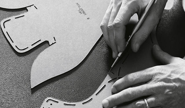 <strong>LOUIS VUITTON CLASSIC SERENISSIMA RUN 2012番外編</strong><br />ダービーシューズの型紙に沿ってレザーをカットする様子<br /><br />©LOUIS VUITTON / PAUL WETHERELL<br />Auteur : WETHERELL PAUL<br />Droits : DROITS RESTREINTS