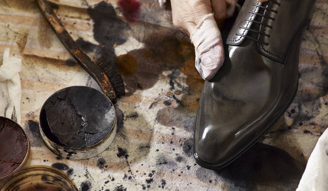 <strong>LOUIS VUITTON CLASSIC SERENISSIMA RUN 2012番外編</strong><br />シューズのワックスがけ<br /><br />©LOUIS VUITTON / PAUL WETHERELL<br />Auteur : WETHERELL PAUL<br />Droits : DROITS RESTREINTS