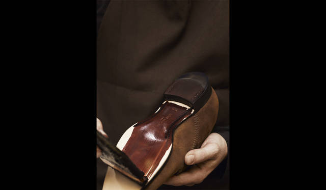 <strong>LOUIS VUITTON CLASSIC SERENISSIMA RUN 2012番外編</strong><br />ハンドペイントによるソール<br /><br />©LOUIS VUITTON / PAUL WETHERELL<br />Auteur : WETHERELL PAUL<br />Droits : DROITS RESTREINTS