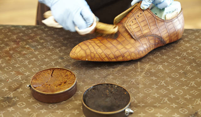 <strong>LOUIS VUITTON CLASSIC SERENISSIMA RUN 2012番外編</strong><br />革にワックスがよく馴染むようブラシを使ってワックスがけをする様子<br /><br />©LOUIS VUITTON /STEPHANE MURATET<br />Auteur :MURATET, STEPHANE<br />Droits : DROITS RESTREINTS　