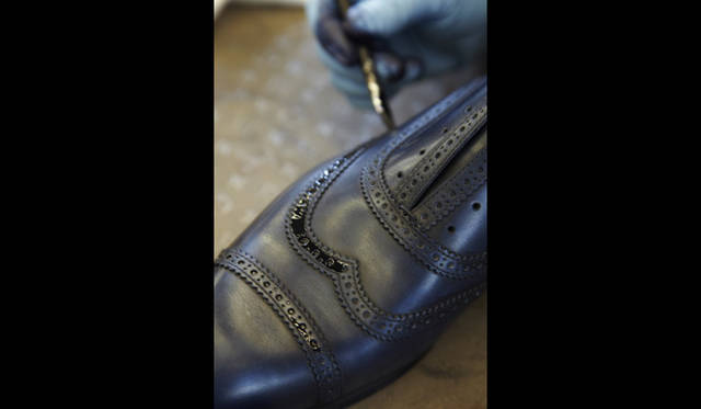 <strong>LOUIS VUITTON CLASSIC SERENISSIMA RUN 2012番外編</strong><br />カーフレザーのシューズ。パーフォレーション部分を染色している様子<br /><br />©LOUIS VUITTON / STEPHANE MURATET<br />Auteur : MURATET, STEPHANE <br />Droits : DROITS RESTREINTS